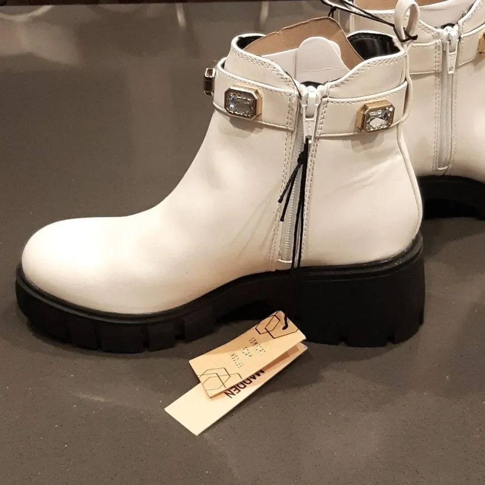 Steve Madden White Ankle Boots with Black Sole - Picture 4 of 11